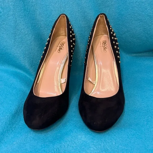 Black heels with gold studs - Picture 3 of 7